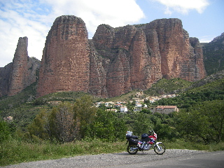 Rigolos and the bike.JPG